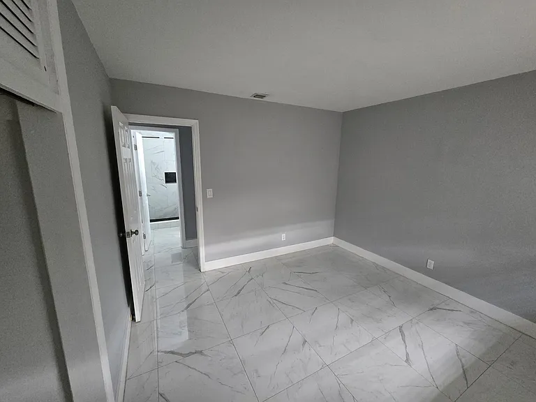 1021 SW 32nd Ct #1-2 — Photo 6