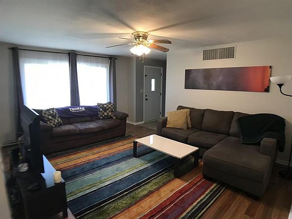 3rd image of 817 Oak Lawn Dr