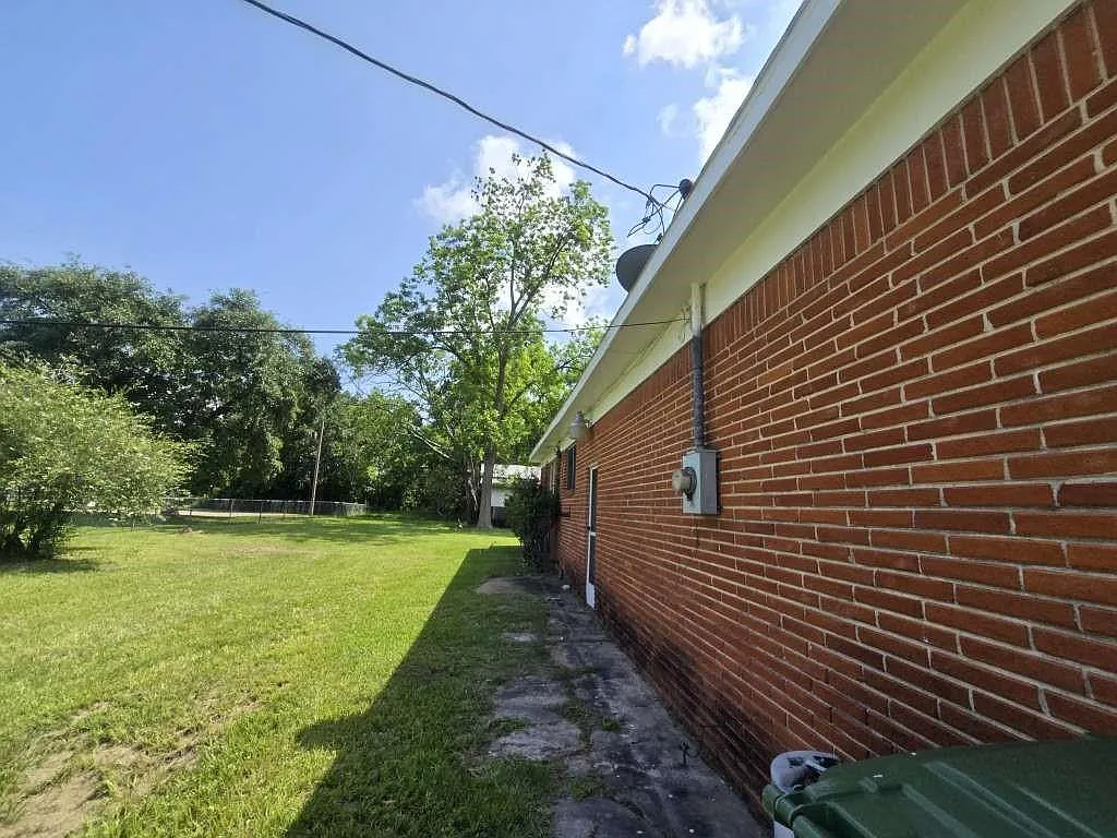 4 bed, 2.0 bath, 1736 sqft, $1,850 — Photo 2