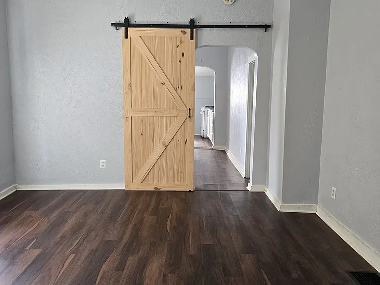 219 E 8th St #4 — Photo 8