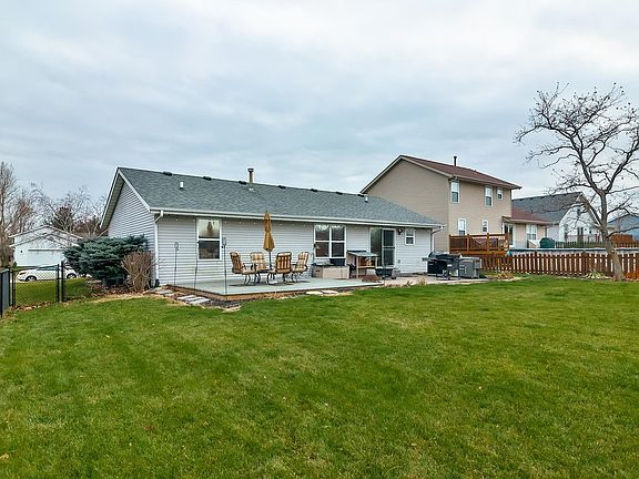 3rd image of 8378 Macintosh Ln