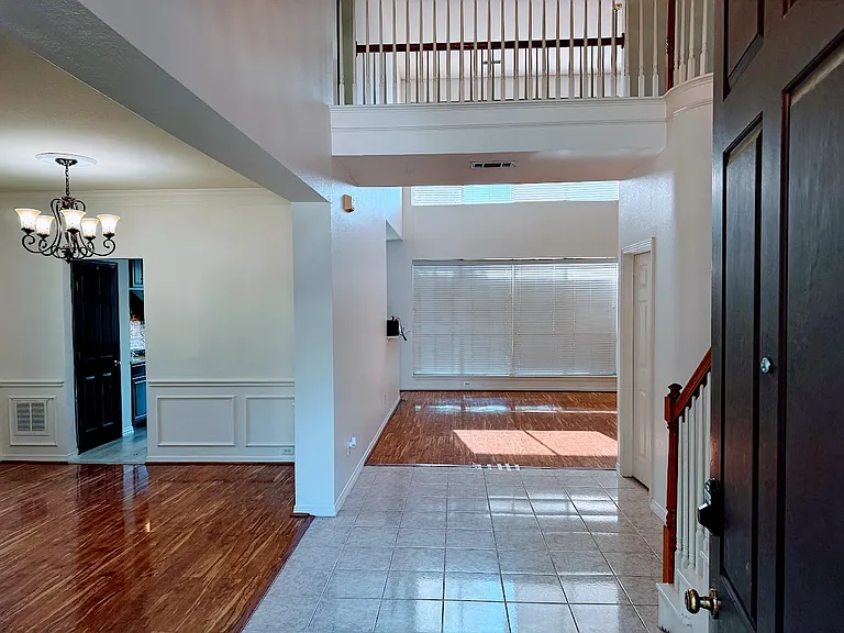 2762 Hillview Dr — Photo 4