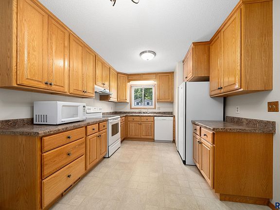 4th image of 1008 S Clover Ave