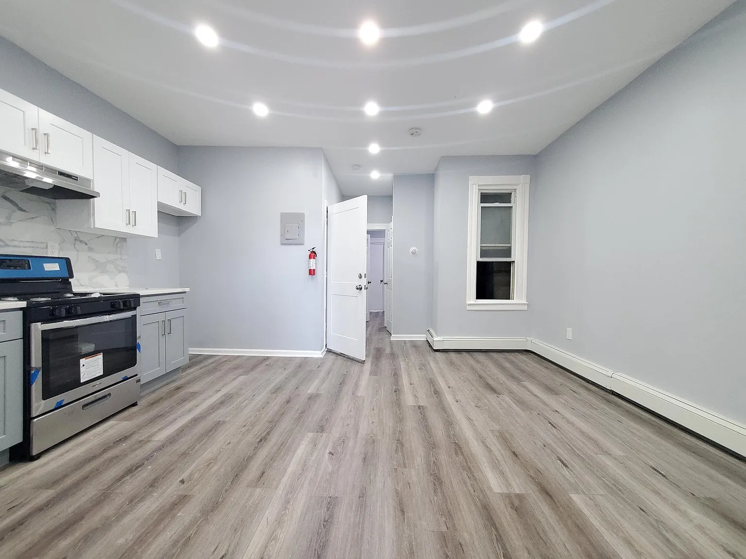 3 bed, 1000 sqft, $2,350 — Photo 2