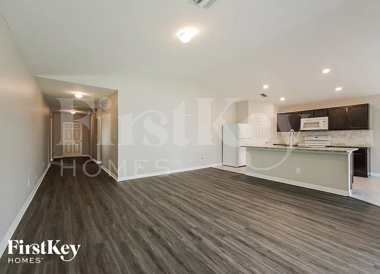 2808 NE 2nd Pl — Photo 3