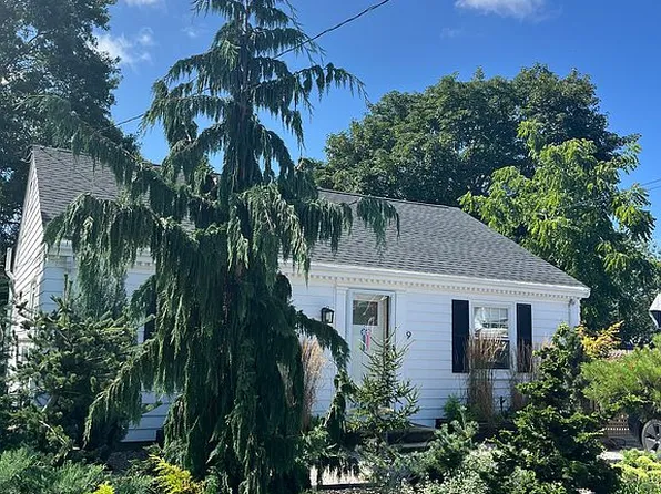 9 Loyola Ter, Newport, RI 02840