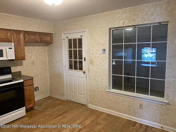 5th image of 8132 Long Branch Dr N