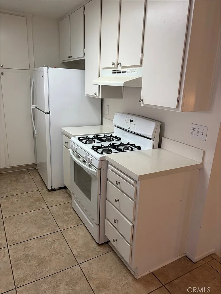 2 bed, 1000 sqft, $1,900 — Photo 3