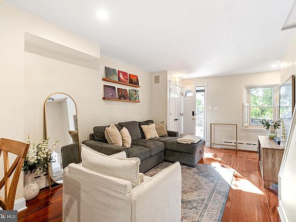 3rd image of 170 Carson St