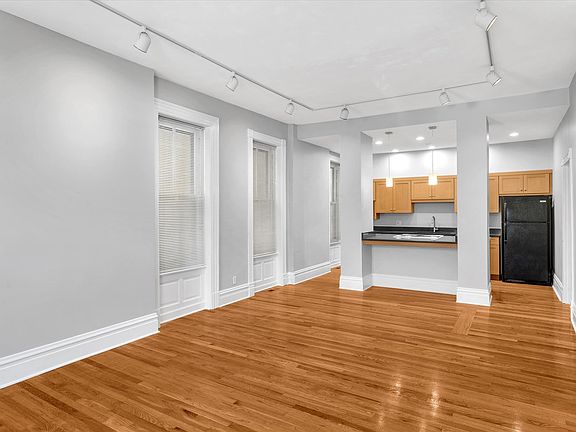 3rd image of 3814 Botanical Ave