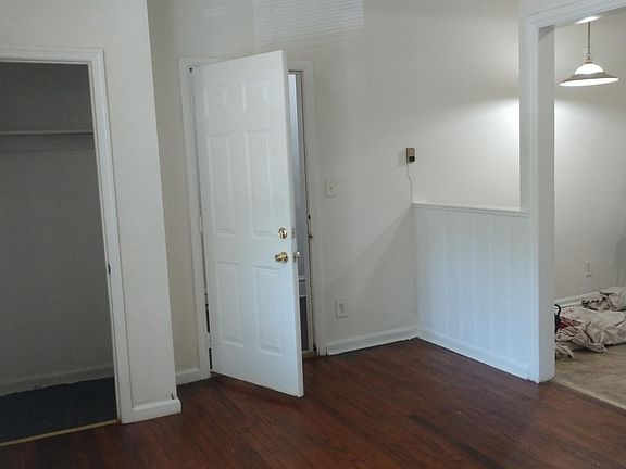 L/R view two you can see the pass thru to the kitchen eating