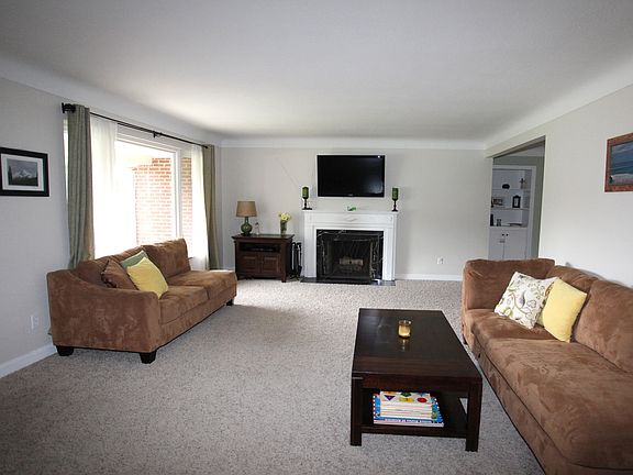 3rd image of 21190 Cromwell Ave