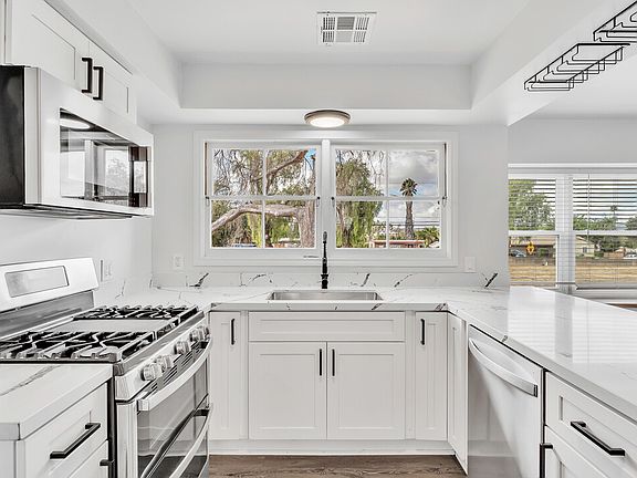 3rd image of 988-90 Pepper Dr