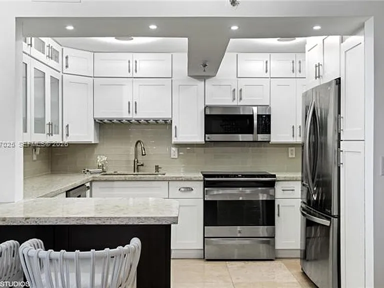 2401 Collins Ave #909 — Photo 4
