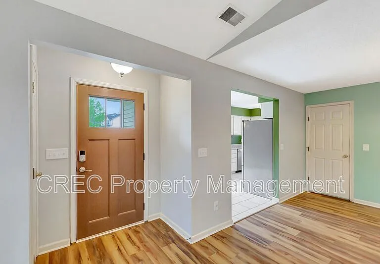 207 Lynton Ct — Photo 3