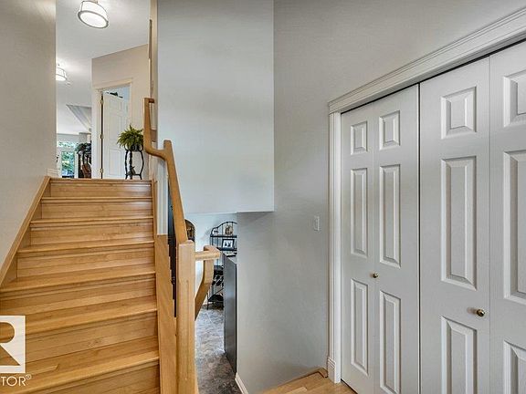 3rd image of 50 Oakridge Dr S #19