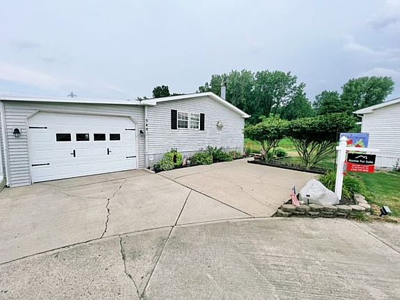 Garage w/extra parking pad