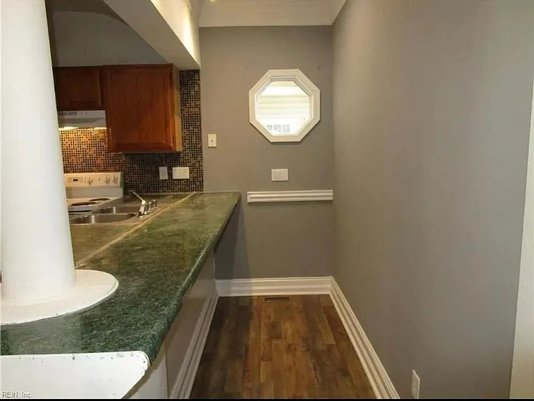 830 Lexington St — Photo 10