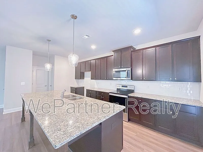3 bed, 2.5 bath, 1818 sqft, $2,495 — Photo 2