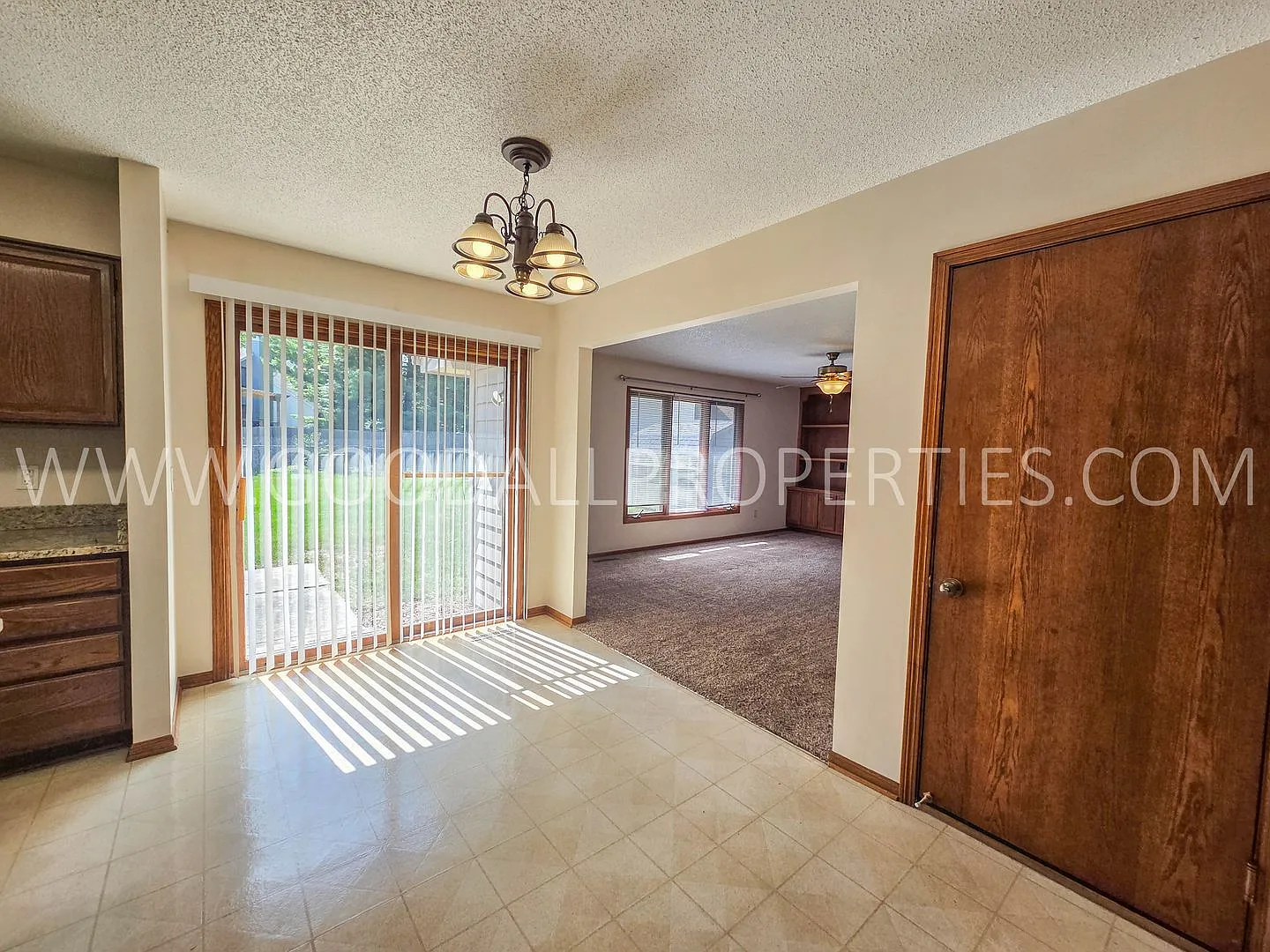 Special: Move in and pay no rent until October 1st! Charming 3 Bedroom in West Des Moines Home fo... — Photo 2
