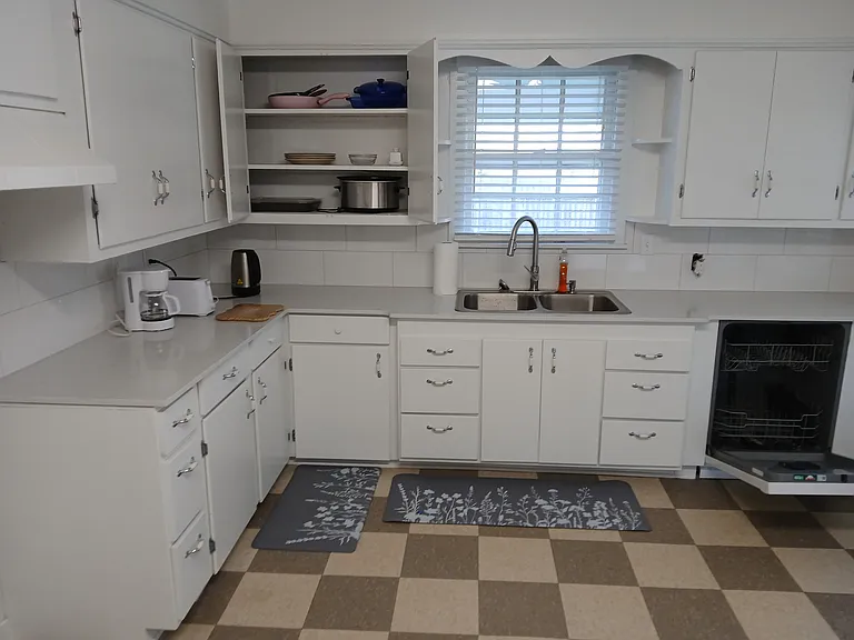 402 Crestwood St — Photo 2