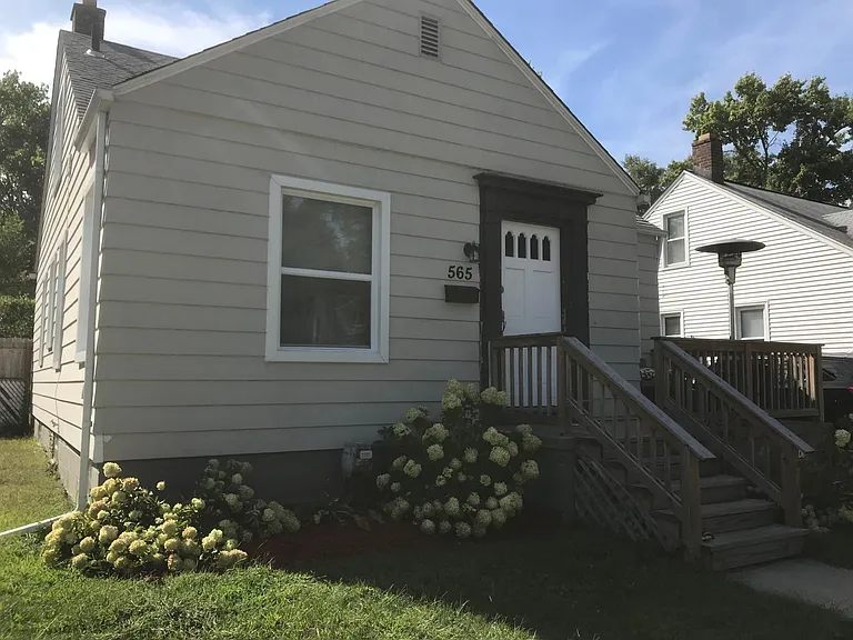 565 Allen St — Photo 2