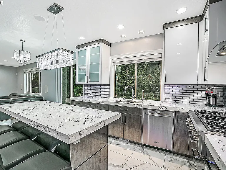 3306 SW Miller Pl — Photo 3