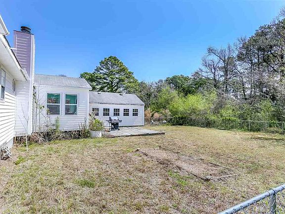 4th image of 129 N River Dr