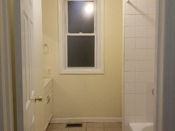 3rd image of 935 S 19th St #1