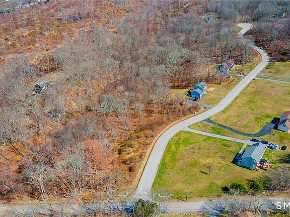 2nd image of 2 Fawns Meadow Road