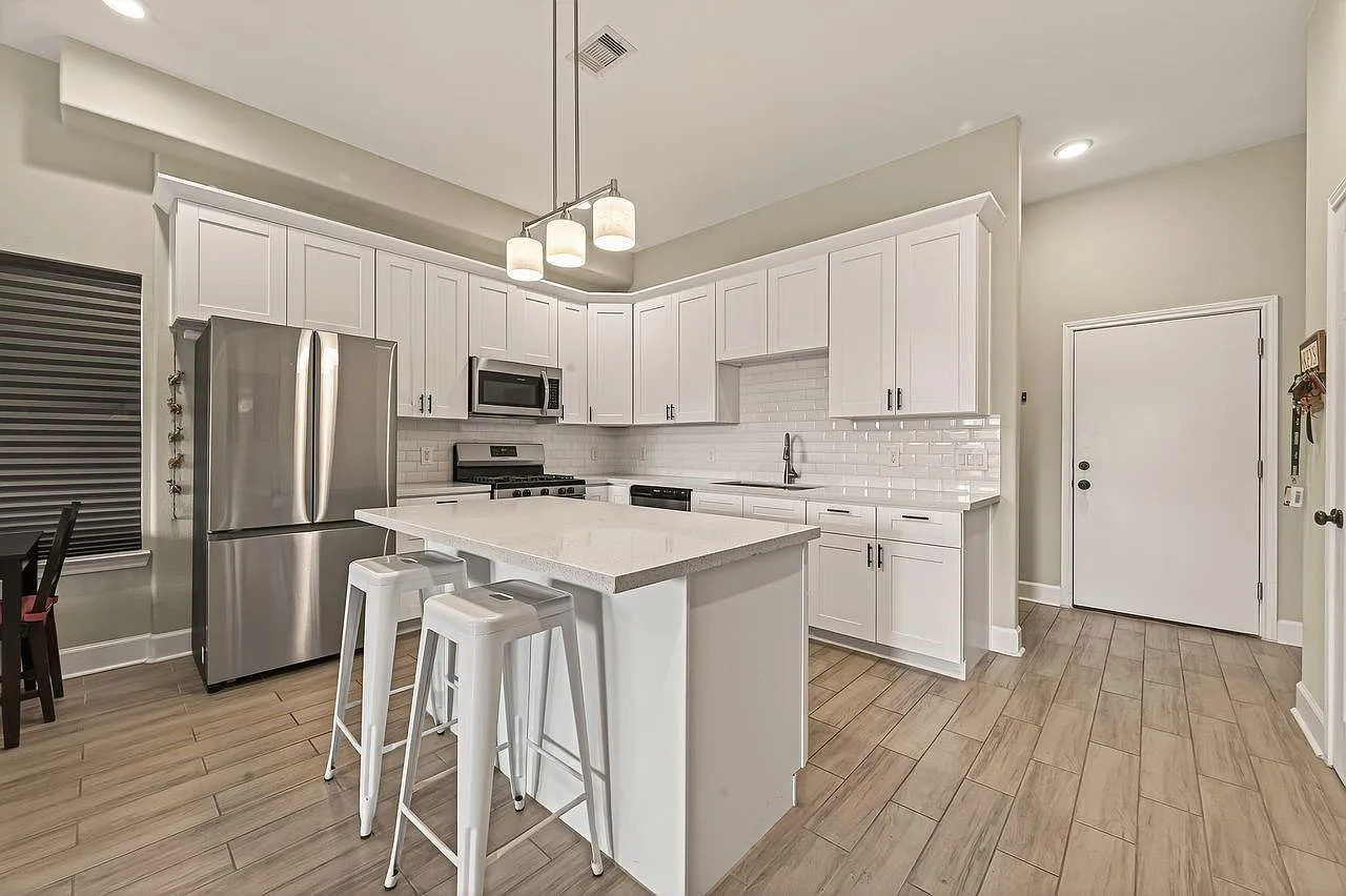 3 bed, 2.5 bath, 1657 sqft, $1,995 — Photo 3