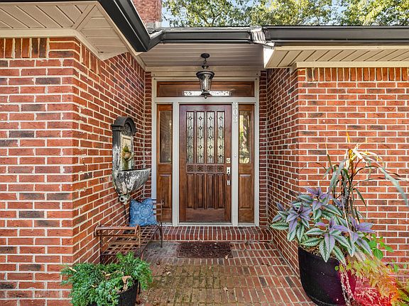 4th image of 303 Woodlands Dr