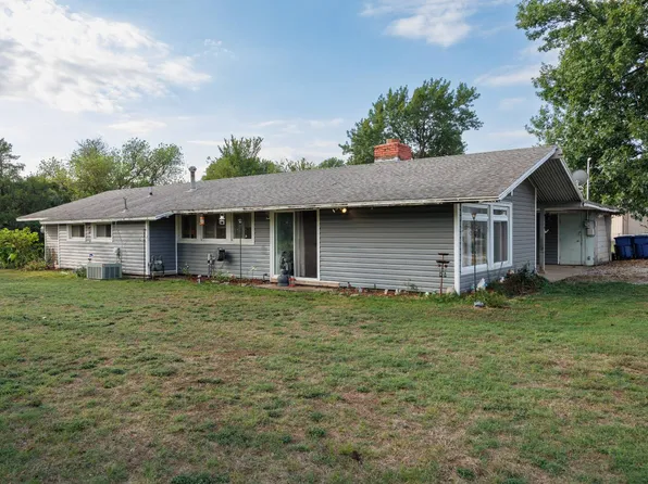 310 N Bradley St, Caney, KS 67333