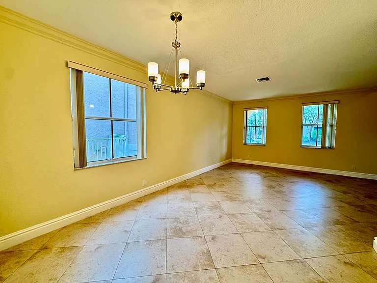 898 Tulip Cir — Photo 9