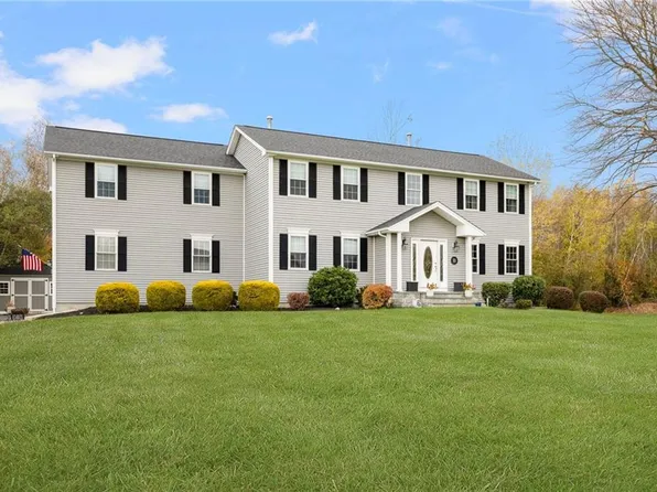 10 W Bluebird Ln, Cranston, RI 02921