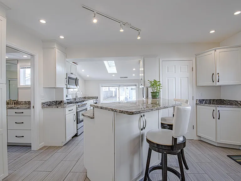 114 Mull Ave — Photo 9
