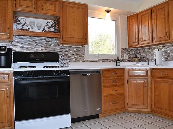 5th image of 212 N Rose Dr