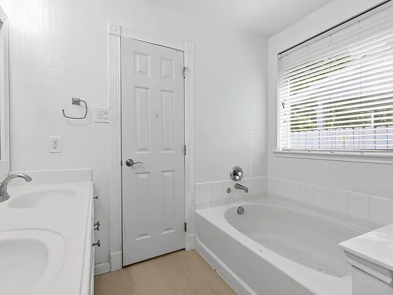 417 Niagara Falls Dr — Photo 22