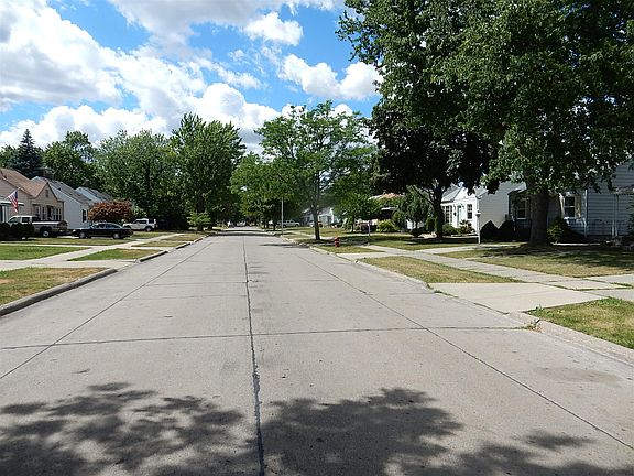 5th image of 19381 Woodside St