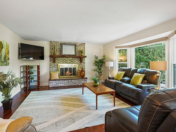 4th image of 829 Plumwood Dr
