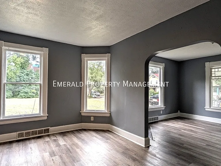 964 N Court St — Photo 6