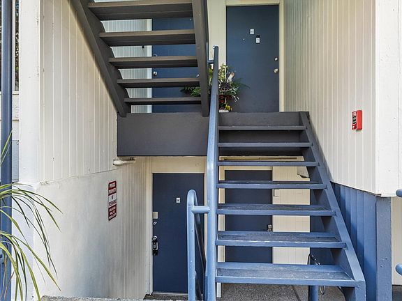 2nd image of 301 S Chestnut St APT 1