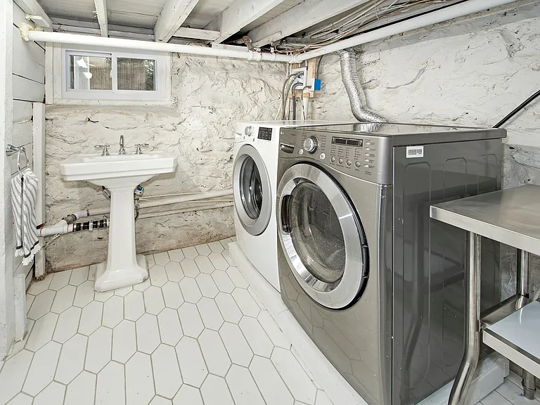 319 Oakland Beach Ave — Photo 20