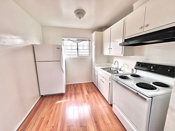 4th image of 14555 Saticoy St #15