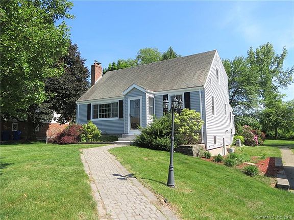 3rd image of 662 Elm St