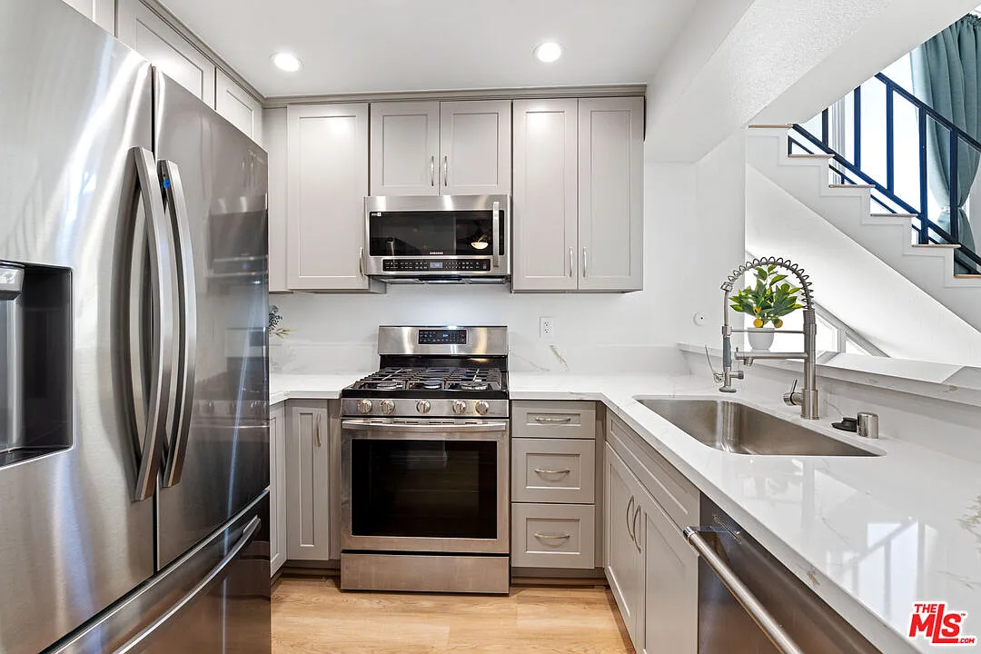 2 bed, 1137 sqft, $3,250 — Photo 1