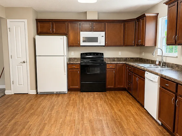 1005 Lennox Cir — Photo 7