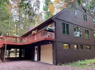 143 Sir Bradford Rd, Pocono Lake, PA