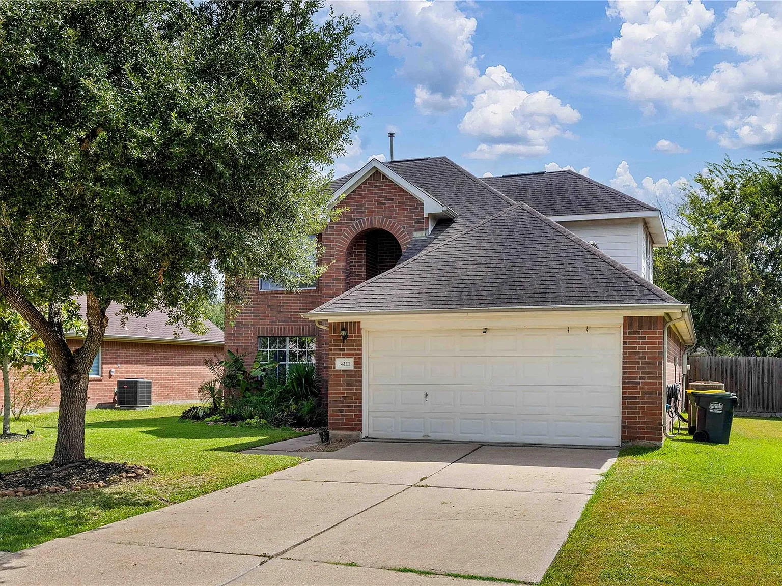 4 bed, 2.5 bath, 2082 sqft, $2,400 — Photo 3