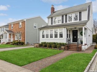 17 Stratford Ave, Garden City, NY 11530